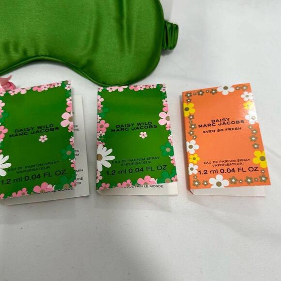 Marc Jacobs Eye Mask and Pouch - Picture 6 of 6